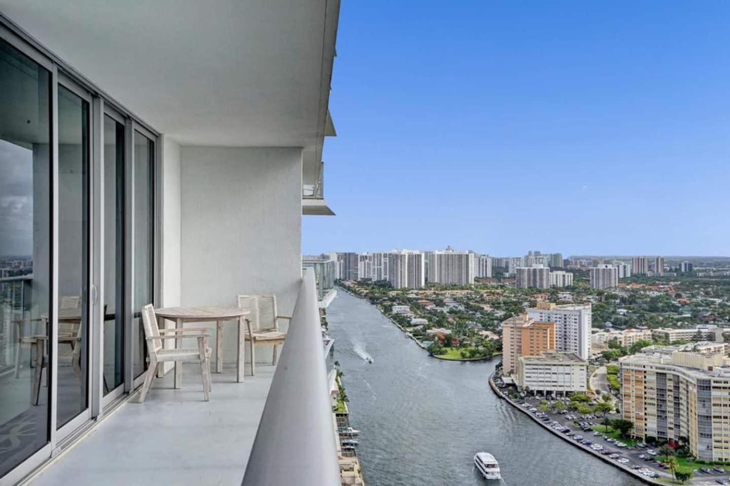 Amazing Apartments At H Beach House ฮอลลีวูด ภายนอก รูปภาพ