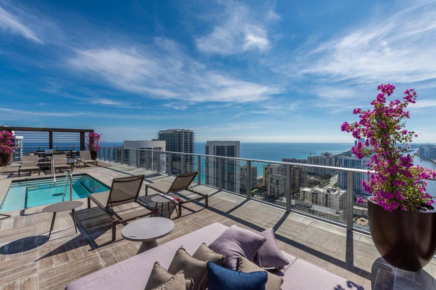 Amazing Apartments At H Beach House ฮอลลีวูด ภายนอก รูปภาพ